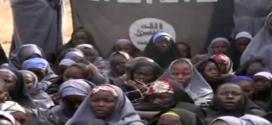 O grupo islamita ultrarradical Boko Haram divulgou nesta segunda-feira (12) um novo vídeo no qual diz mostrar as jovens nigerianas que foram sequestradas de uma escola local em abril (Foto: Boko Haram/AFP)