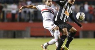 Douglas tentar roubar bola de André