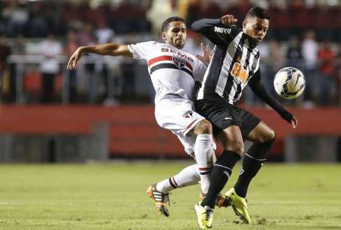 Douglas tentar roubar bola de André