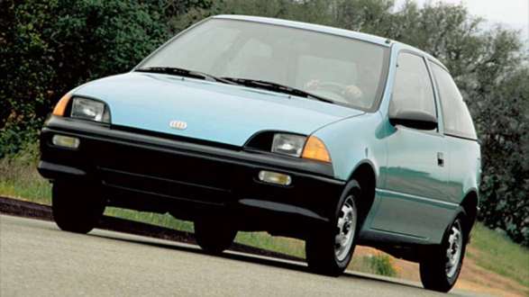 GEO Metro 1990 - Beleza não era o forte desse modelo, mas sua mecânica compensava. O motor 1.0 de 49 cv fazia 18,2 km/l na cidade e 22,1 km/l na estrada.