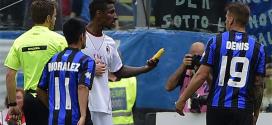 Kevin Constant mostra banana atirada por torcedor do Atalanta durante jogo do Italiano