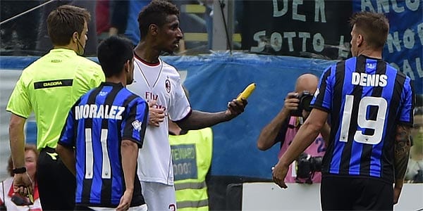 Kevin Constant mostra banana atirada por torcedor do Atalanta durante jogo do Italiano