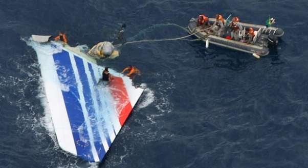 Buscas em 2009 encontraram pedaço da asa traseira do avião, que caiu no meio do oceano Atlêntico