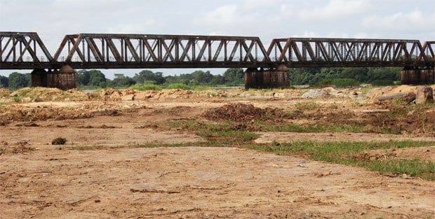Em Pirapora, no Norte, São Francisco está quase seco e volume de água liberado em Três Marias caiu 50%