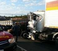 Montes Claros - Carreta e caminhão batem na entrada de Montes Claros