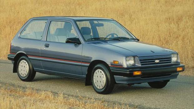 Chevrolet Sprint ER 1986 - Na geração anterior à equipada com injeção eletrônica, o motor 1.0 de três-cilindros rendia 48 cv de potência. Na cidade, fazia 16,5 km/l. Na estrada, 19,9 km/l.