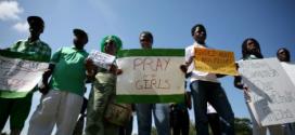 Pessoas apoiam ação nacional e internacional para libertar as meninas sequestradas