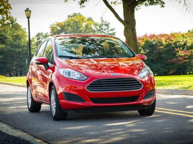 Ford Fiesta 2014 - Da lista, um dos modelos mais conhecidos dos brasileiros. O motor Ecoboost 1.0 rende 123 cv de potência e faz consideráveis 15,7 km/l na cidade.
