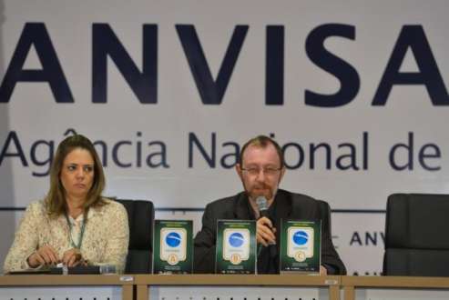 A gerente-geral de alimentos da Anvisa, Denise Resende, anuncia selo e notas para alimentação na Copa 2014Wilson Dias/ Agência Brasil