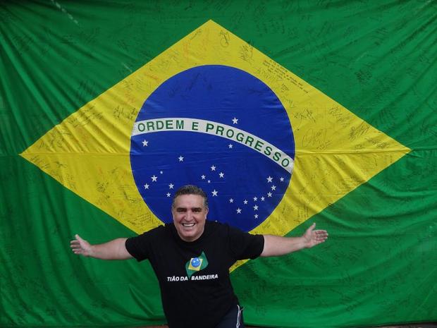Tião da Bandeira exibe orgulhoso coleção de autógrafos de personalidades do esporte mundial/ Foto: Acervo pessoal do recordista