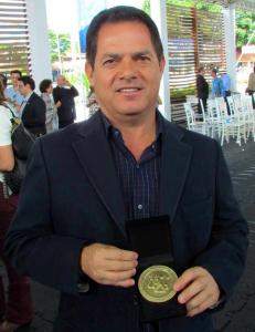 José Aparecido Mendes, da Colonial Agropecuária, com a homenagem da ABCZ.