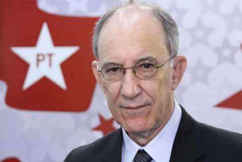 O presidente do PT, Rui Falcão, divulgou neste domingo (11), uma nota na qual acusa o ministro Joaquim Barbosa, presidente do Supremo Tribunal Federal, de obstruir a Justiça e agir de forma arbitrária ao negar ao ex-ministro José Dirceu o direito de trabalhar fora da prisão da Papuda, onde cumpre pena de 7 anos e 11 meses pela condenação no julgamento do mensalão.