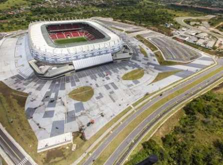 Arena Pernambuco tem número adequado de vagas de estacionamento, mas estação de metrô fica muito distante do estádio