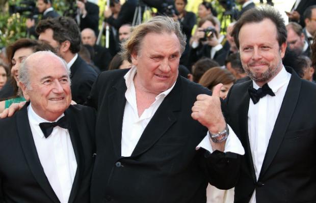 Blatter assistiu à projeção ao lado do ator francês Gérard Depardieu. Foto: AFP