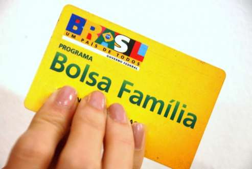 Projeto de Aécio Neves que altera Bolsa Família é aprovado em comissão
