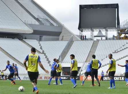 Corinthians treina na véspera de estreia no estádio; sonho por estádio perseguiu gerações de corintianos