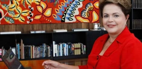 Dilma tem usado o Facebook como ferramenta de aproximação com o público, misturando respostas com propostas e ações de governo