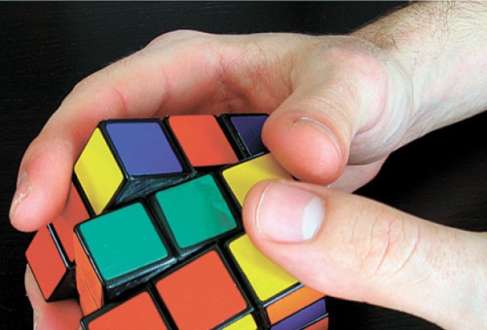 Jogo foi criado em 1974 pelo húngaro Ernõ Rubik; de acordo com a empresa que fabrica o objeto, a articulação dessas peças gera 43.252.003.274.489.856.000 combinações possíveis