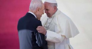 Shimon Peres e Mahmoud Abbas aceitaram convite do papa, que está em visita à Terra Santa; Francisco ainda falou sobre o tiroteio que matou três pessoas na Bélgica e condenou o antissemitismo