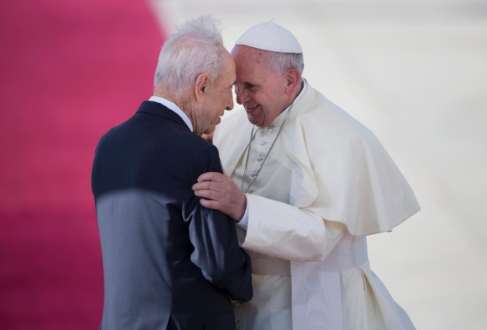 Shimon Peres e Mahmoud Abbas aceitaram convite do papa, que está em visita à Terra Santa; Francisco ainda falou sobre o tiroteio que matou três pessoas na Bélgica e condenou o antissemitismo