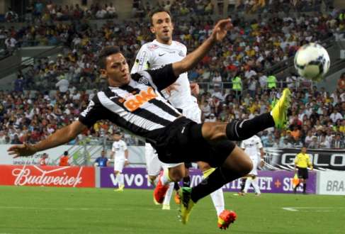 Braileirão 2014- - De virada Atlético-MG ganha ao Santos, fora de casa
