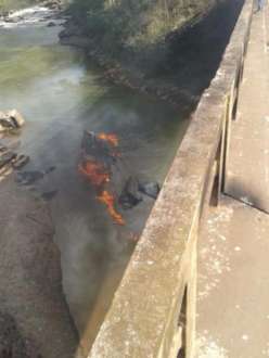MG - Corpo de motorista de caminhão que caiu e explodiu na ponte da MG-262 é encontrado
