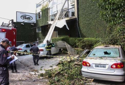 Acidente teria sido causado por vazamento de gás de uma caldeira; corpo de Bombeiros enviou 18 viaturas para resgatar vítimas em meio aos escombros
