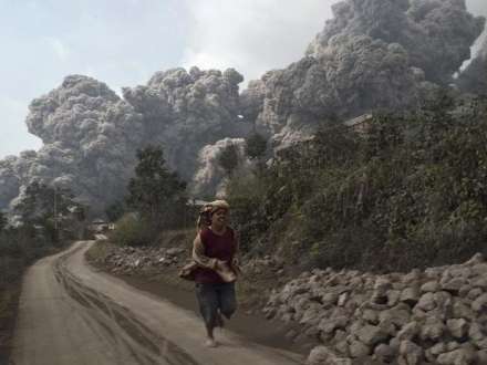 O vulcão Sangeang Api entrou em erupção nessa sexta-feira (30) e suas cinzas se dirigiam para o sul, para o território australiano.