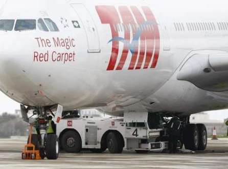Avião da TAM A340-500 no aeroporto internacional de Malta; funcionários do grupo Latam, composto pelas aéreas TAM e LAN, ameaçam entrar em greve às vesperas da Copa do Mundo
