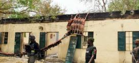 Soldados nigerianos guardam área da escola onde 200 meninas foram sequestradas
