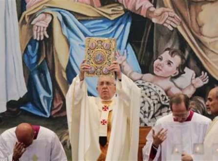 Papa rezou pelas crianças do mundo na Basílica da Natividade