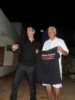Norte de Minas - Promotores no presépio doam camisa “Todos contra pedofilia”