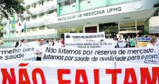 Na imagem, um dos vários protestos feitos pelos médicos brasileiros contra o programa – Foto: Daniel Protzner