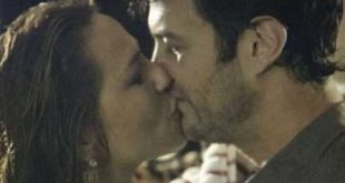 Shirley (Vivianne Pasmanter) arma jantar surpresa e beija o amado