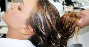 Antes de iniciar a reconstrução de mousse de chocolate, o cabelo é lavado com xampu de chocolate