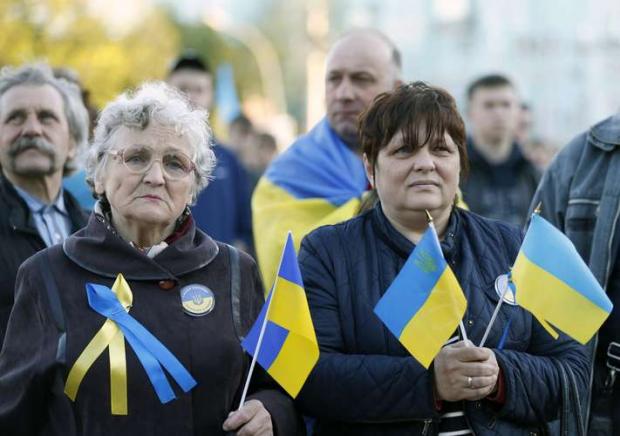 População participa de um comício pró-ucraniano em Luhansk, no leste da Ucrânia 