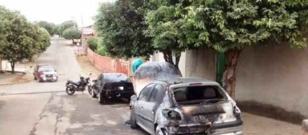Norte de Minas - Vândalos queimam veículos em Salinas