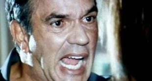 Virgílio (Humberto Martins) perde a linha ao saber do motivo da briga entre mãe e filha