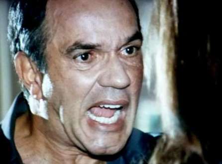 Virgílio (Humberto Martins) perde a linha ao saber do motivo da briga entre mãe e filha
