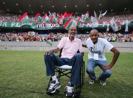 Ex-atacante de Atlético-PR e Fluminense sofria de esclerose; em 2009, Washington (à esquerda) e Assis foram homenageados em confronto entre os dois clubes