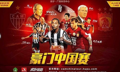 Os pôsteres publicados pela imprensa chinesa destacam a presença do meia Ronaldinho Gaúcho