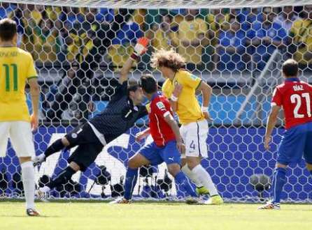 David Luiz abre o placar para o Brasil, em jogo contra o Chile