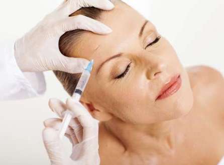 Botox deve ser injetado apenas em ambiente clínico e pacientes devem checar a marca e conteúdo das injeções