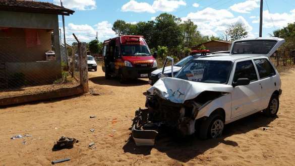 Norte de Minas - Em Januária, um colisão frontal entre carro e caminhão deixa dois feridos