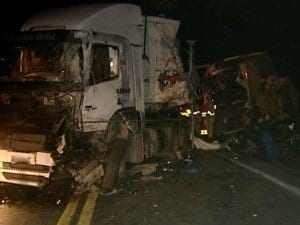 Segundo a concessionária Eco101, que administra o trecho, o motorista de uma carreta que transportava cerveja perdeu o controle da direção, invadiu a pista contrária e bateu