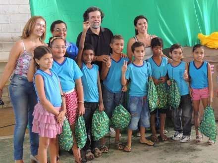 Guilherme Carvalho (Petrobras) e Aléssia Nogueira (IGN) com professores e alunos da E.E. Irmã Beata