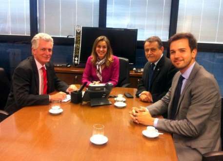 A reunião para negociar as reivindicações dos profissionais da Educação foi marcada pelos deputados Tadeu Martins Leite, Rogério Côrrea e Pompílio Canavez, escolhidos para representar os interesses da categoria pelo Bloco Minas Sem Censura, durante encontro com a secretária de Estado de Planejamento e Gestão, Renata Vilhena, realizada na tarde de quarta-feira (04/06) na Cidade Administrativa, em Belo Horizonte.