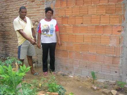 O vaqueiro José Pereira dos Santos e a dona de casa Socorro Pereira dos Santos mostram o local em que enterraram o filho no quintal.