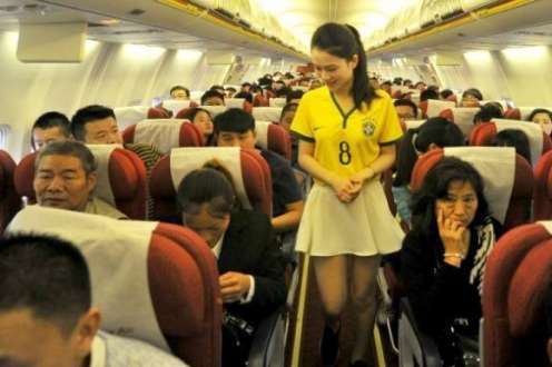 A companhia aérea chinesa Lucky Air fez com que as suas aeromoças usassem saias e uma camisa da seleção brasileira durante o período da Copa do Mundo