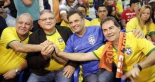 Aécio (de azul) assiste ao jogo com o presidente da Força Sindical, Miguel Torres, o presidente do PSDB Sindical, Ramalho da Construção, e o presidente do Solidariedade, deputado federal Paulinho da Força